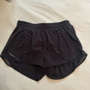 Lululemon low rise hot hotty 4” shorts